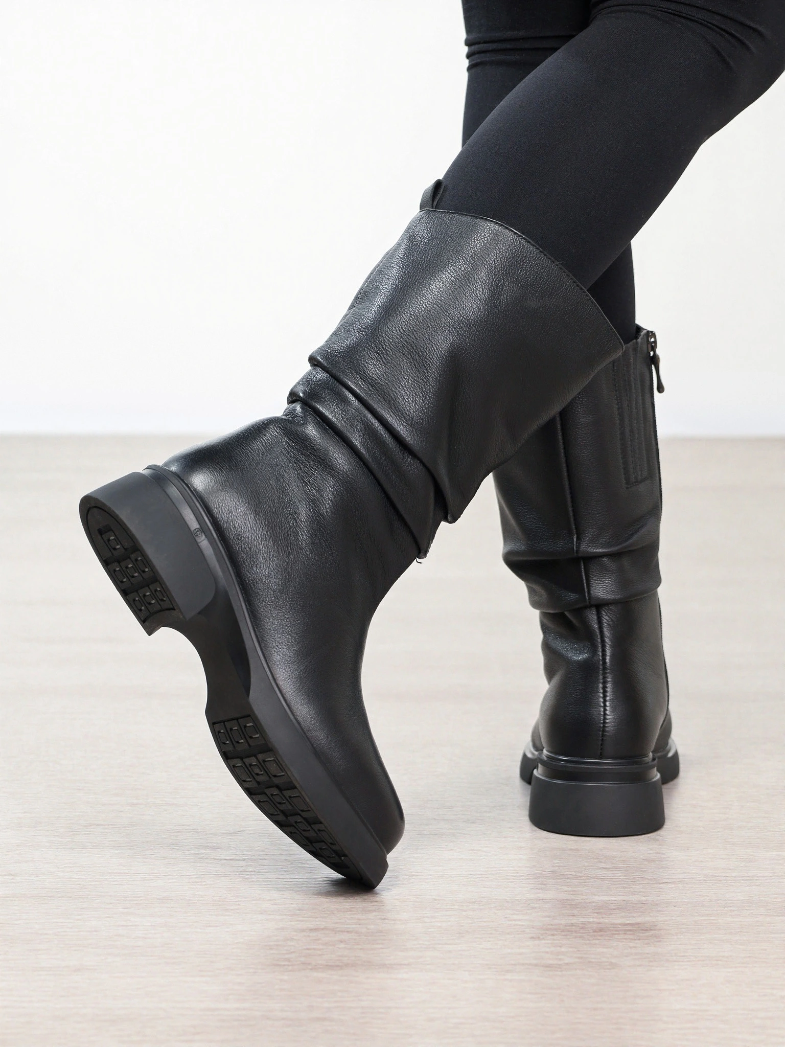 Сапоги черного цвета на среднем широком каблуке с мягкими складками